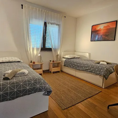Apartment Bluemare With Shared Pool Liznjan