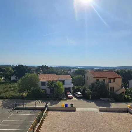 Bluemare With Shared Pool Apartment Liznjan